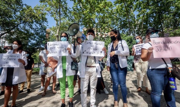 La falsa legalidad de contratar médicos sin homologar se extiende en el SNS