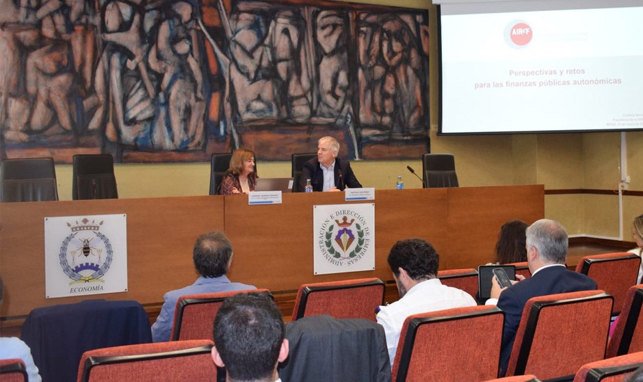 La presidenta de la Airef, Cristina Herrero, advierte sobre las reglas fiscales y la sanidad. 