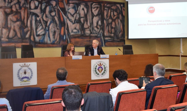 La presidenta de la Airef, Cristina Herrero, advierte sobre las reglas fiscales y la sanidad. 