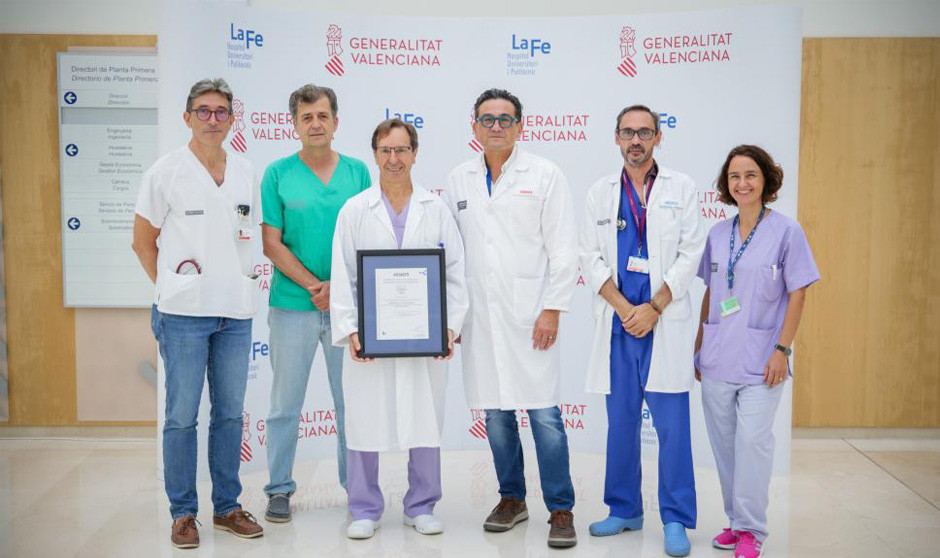 Los responsables del Hospital La Fe muestran su nueva certificación asistencial. 