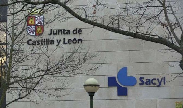 La consejería de Sanidad de Castilla y León es investigada por la contratación de médicos sin especialidad.