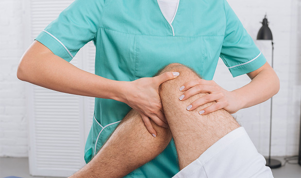  Sesión de fisioterapia. La Fisioterapia alivia el dolor incapacitante de la fibromialgia, una enfermedad crónica, compleja, multifactorial y debilitante.