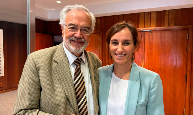 Miguel Muñoz-Cruzado y Barba, presidente de la AEF-SM, junto a la ministra de Sanidad, Mónica García