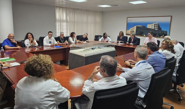 El consejero de Sanidad de la Comunidad Valenciana, Marciano Gómez, se reúne con los sindicatos del Hospital de La Ribera. 
