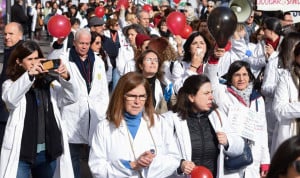 Un grupo de médicos se manifiesta para exigir un estatuto propio en plena negociación del Estatuto Marco. 