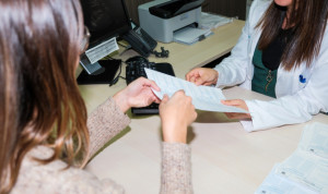  Un sanitario atiende a un paciente en su consulta. 