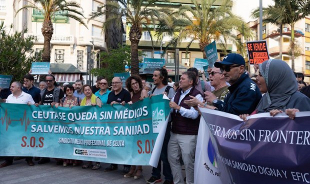 Concentración de los médicos ante la Delegación del Gobierno de Ceuta con motivo de la huelga. 