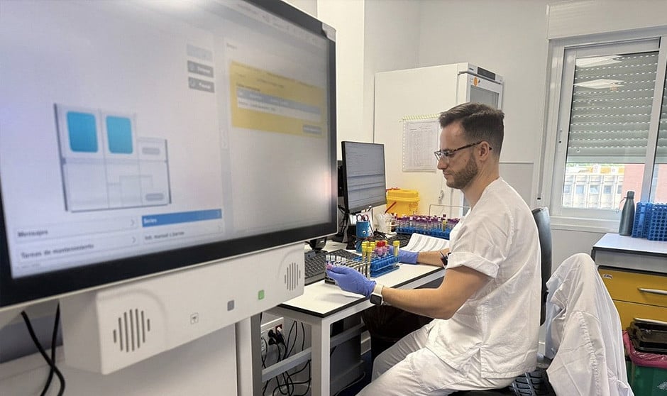 Infecciosas se cocina a fuego lento en una mesa técnica