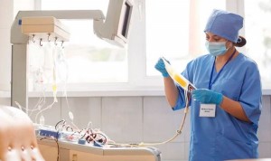 Dos enfermeros que trabajan en hospitales, y no prescriben, cuentan qué supone la indicación enfermera para la profesión en general.