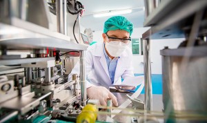 La industria farmacéutica sube al pódium de las más productivas de España