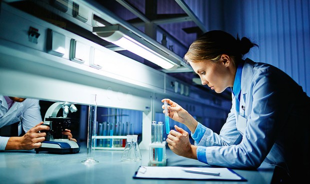 Una investigadora trabaja en su laboratorio en un momento marcado por la utilidad de la investigación sanitaria. 