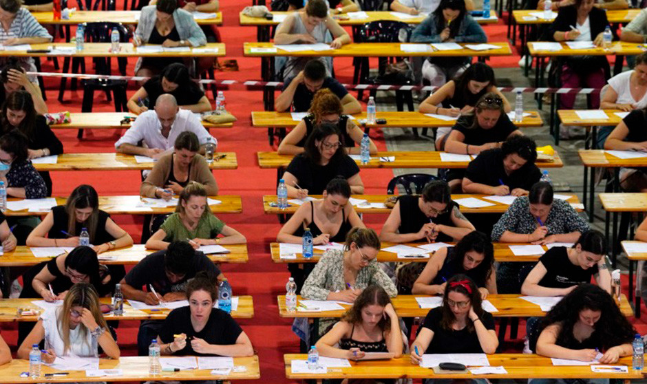  Opositores realizan un examen.