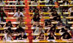  Opositores realizan un examen.