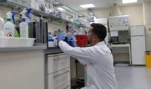  Personal trabajando en el laboratorio. La justicia veta al veterinario de la especialidad de Laboratorio Clínico