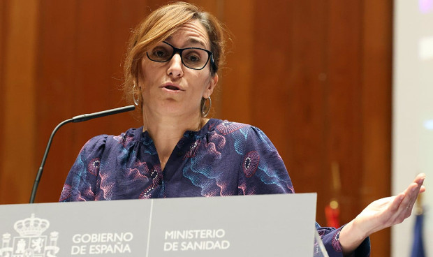La ministra de Sanidad, Mónica García, prevé ahorros de 200 millones para el SNS con la Ley antitabaco.