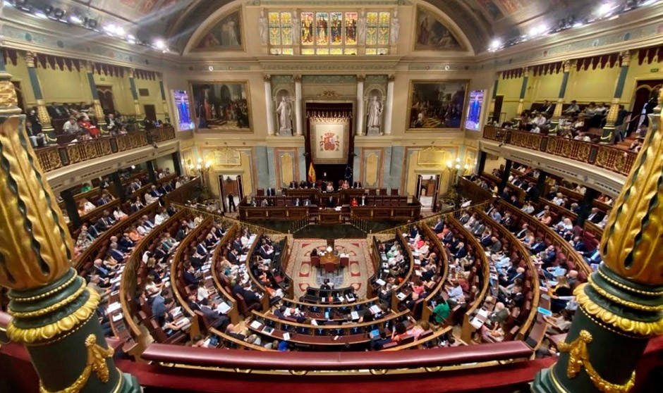 Pedro Sánchez, presidente del Gobierno, acompañado en un acto de las ministras Nadia Calviño y Reyes Maroto.