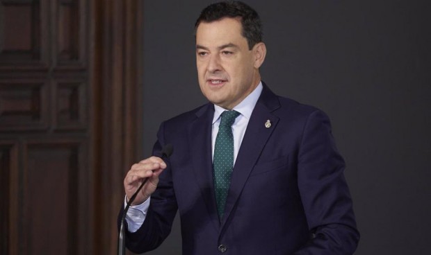 Juanma Moreno, presidente de la Junta de Andalucía, oficializa la nueva Ley de Fúncion Pública.