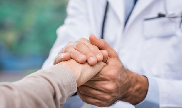La mano, un abrazo o besos: ¿cómo se despiden los médicos de sus pacientes?