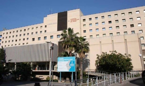 El Hospital Peset de València implanta la mascarilla en salas de hospitalización y Urgencias por el aumento del covid.