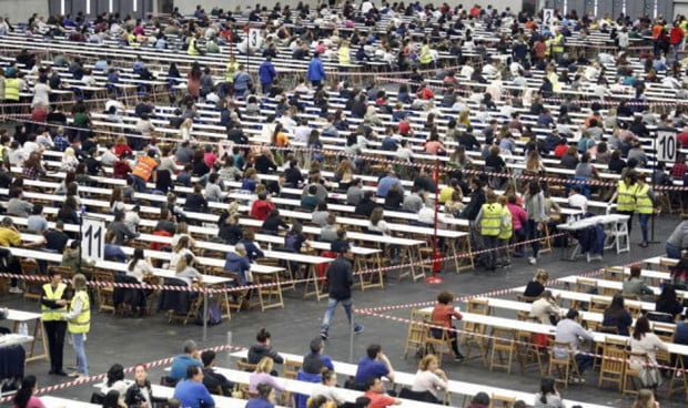 Los aspirantes realizan el examen en la mayor OPE de la historia de Osakidetza. 
