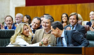 Carolina España, Antonio Sanz y Juanma Moreno celebran la aprobación del Presupuesto en el Parlamento de Andalucía. 