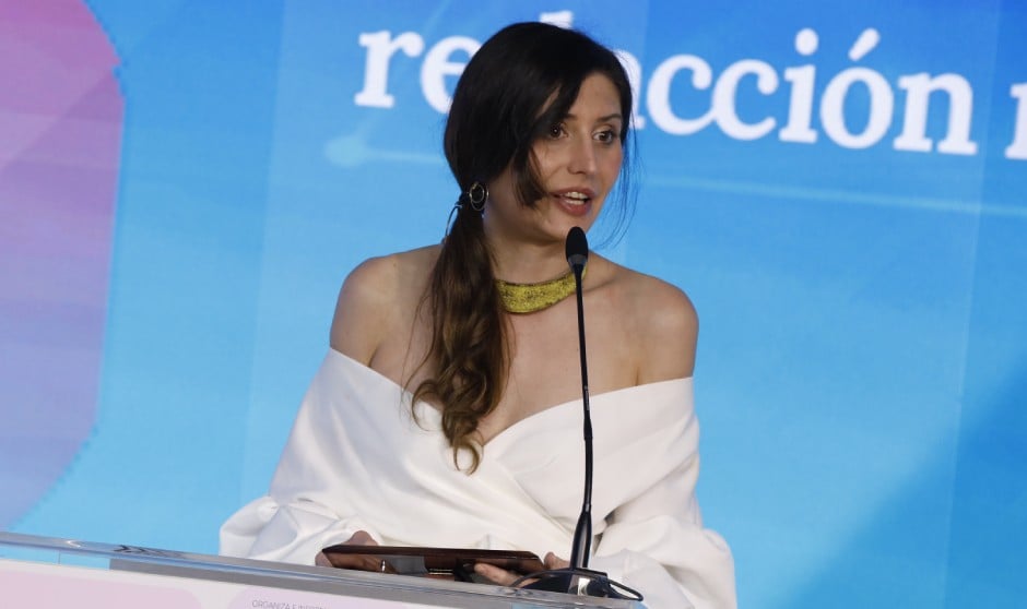 La médica Elena Casado honra a sus compañeros con un nuevo poemario