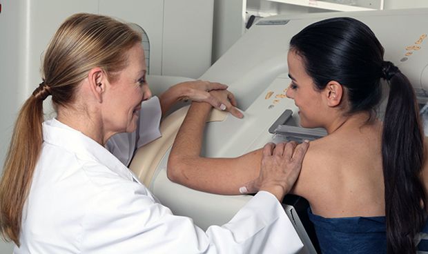 La menopausia reduce el riesgo de recaída en un tipo de cáncer de mama