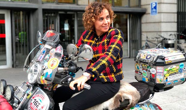 La ministra se sube a una Vespa por una buena causa