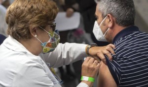 La mitad de los españoles ha recibido al menos una dosis de la vacuna Covid