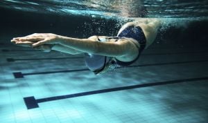 La natación ni previene ni cura la escoliosis, según los expertos