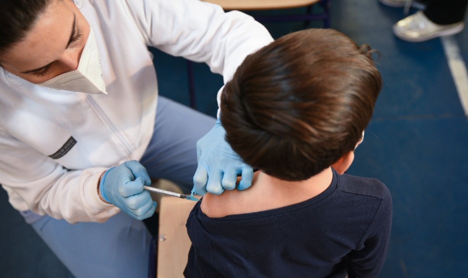 La normalidad en aulas se tambalea por la baja vacunación covid en niños