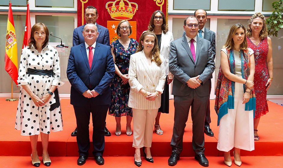 Nueve altos cargos toman posesión junto a la consejera de Sanidad, Fátima Matute.