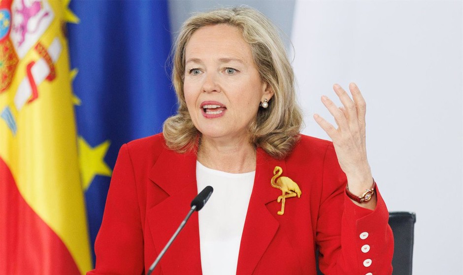 La ministra de Asuntos Económicos, Nadia Calviño, explica en rueda de prensa los nuevos planes de paridad. 