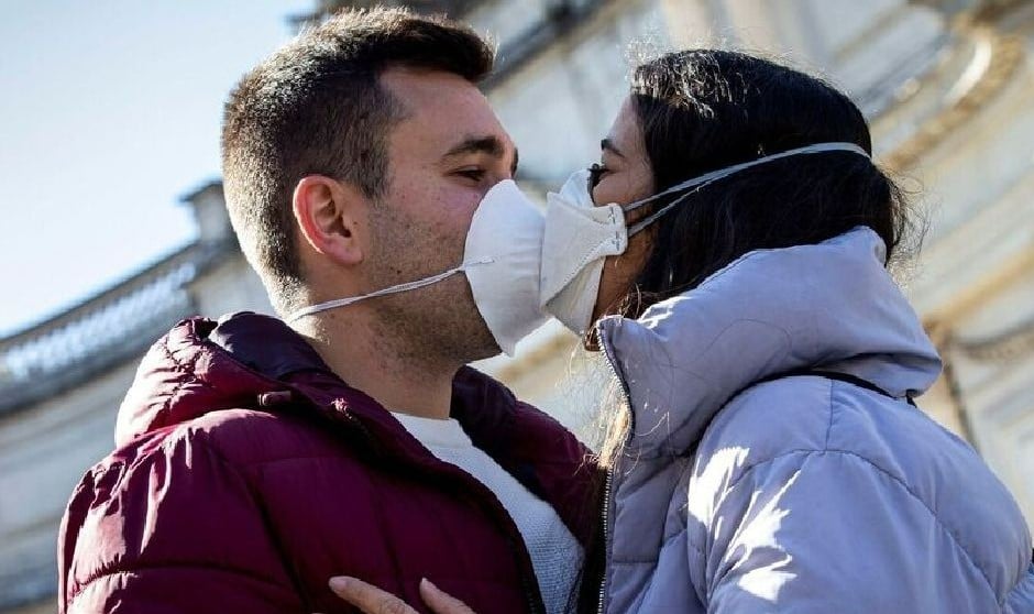 La 'nueva' Salud Pública: 34% de los ciudadanos ha dejado de dar dos besos
