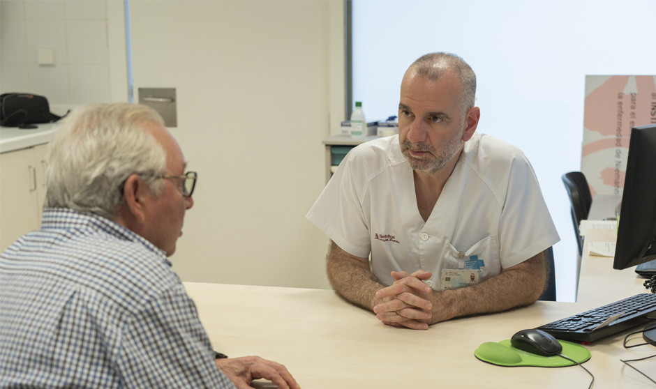 Un paciente acude a la Unidad de Memoria del Hospital de Bellvitge. 