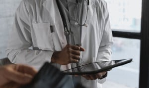 La OCDE sitúa a los médicos entre los perfiles más expuestos a la inteligencia artificial