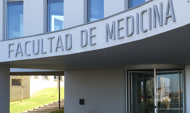 Las plazas del grado de Medicina se disparan al ritmo de la privada