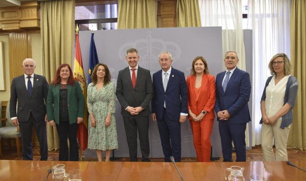 El ministro de Sanidad, José Manuel Miñones, posa junto a la directiva de la Organización Médica Colegial (OMC)