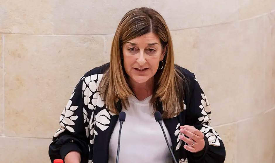 La presidenta de Cantabria, María José Sáenz de Buruaga, en sesión plenaria.