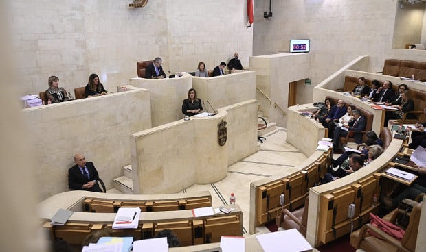 Interior del Parlamento de Cantabria durante una sesión plenaria.