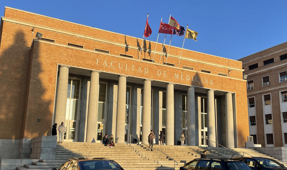  La fachada de la Facultad de Medicina de la UCM. 