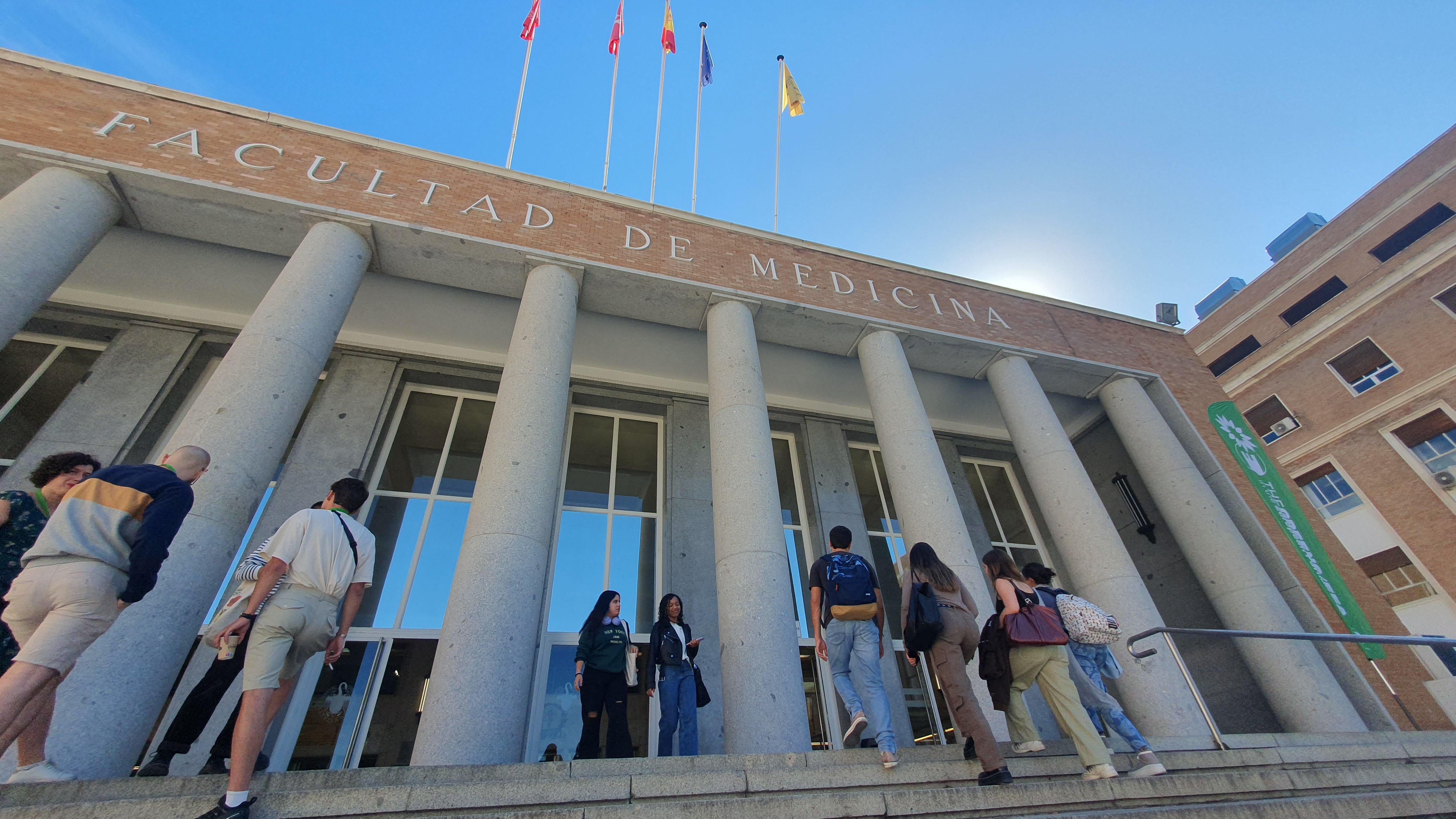 La paradoja del "faltan médicos" explicada con datos de acceso a Medicina