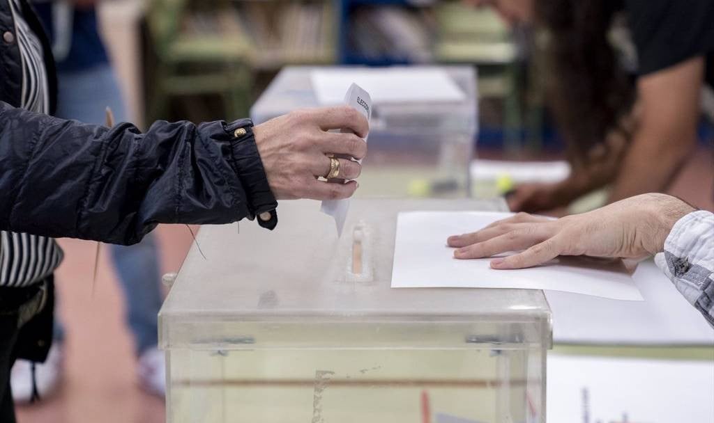 La participación a las 12:30 horas ha caído casi dos puntos y medio respecto al 2020 en las elecciones gallegas