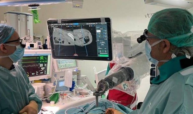 El Hospital Universitario La Paz ha sumado un brazo robótico a su centro para operaciones en la columna vertebral.