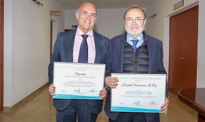 Francisco Ferre y Rafael Pérez-Santamarina posan con su premio a la Reputación Sanitaria de 2022.  