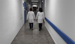  Médicos en los pasillos de un hospital. La pérdida de las guardias hunde a la mitad el sueldo del médico jubilado