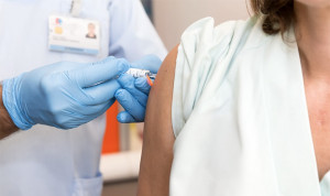 La industria farmacéutica analiza la baja tasa de vacunación de sanitarios.