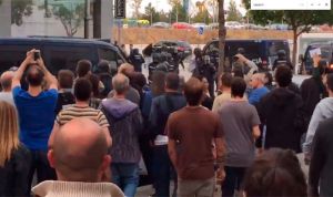 La policía desaloja un centro de salud 'electoral' con disparos al aire