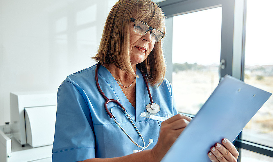 Una enfermera recetando un fármaco para el que está autorizada.