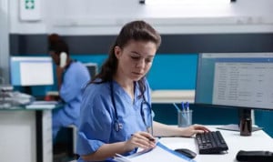 La presencia de TCAE hunde a España en la media europea de ratio enfermera